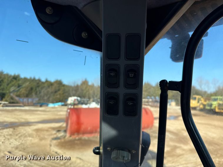 image for item ES5761 2006 New Holland TS110A MFWD tractor