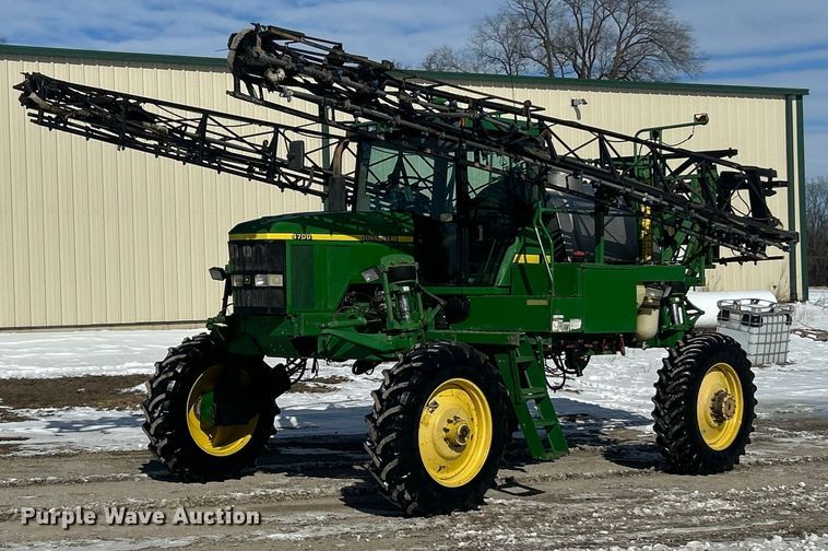 image for item ET6926 1998 John Deere 4700 sprayer