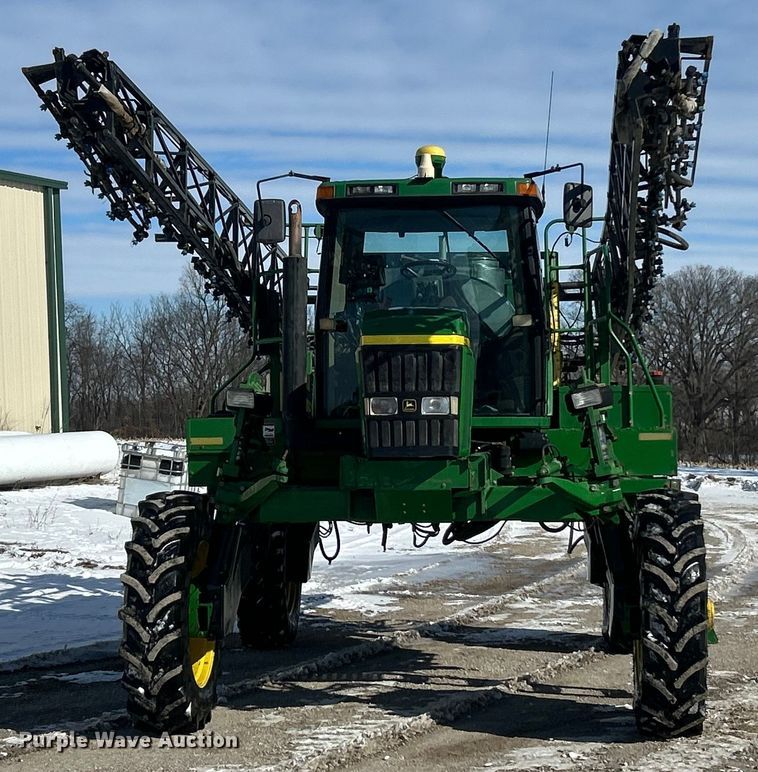 image for item ET6926 1998 John Deere 4700 sprayer