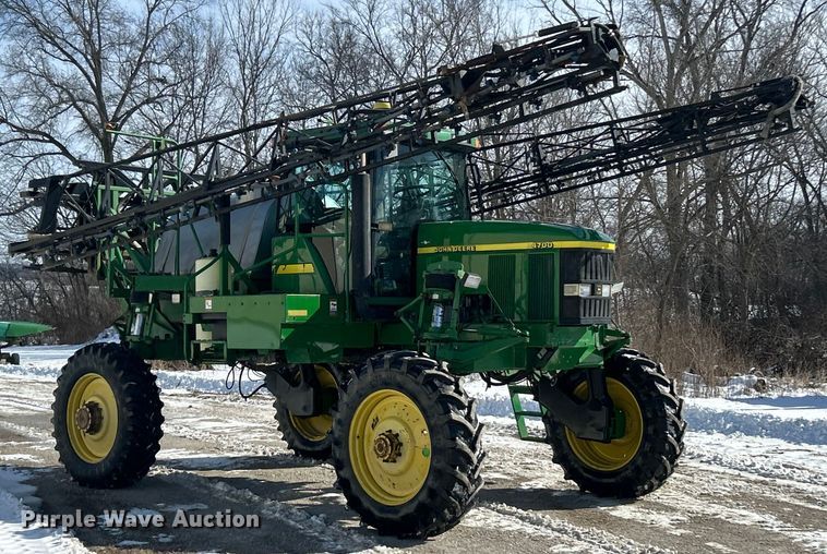 image for item ET6926 1998 John Deere 4700 sprayer
