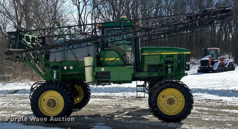 image for item ET6926 1998 John Deere 4700 sprayer