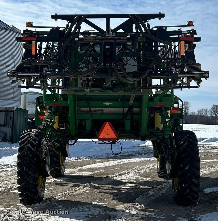 image for item ET6926 1998 John Deere 4700 sprayer