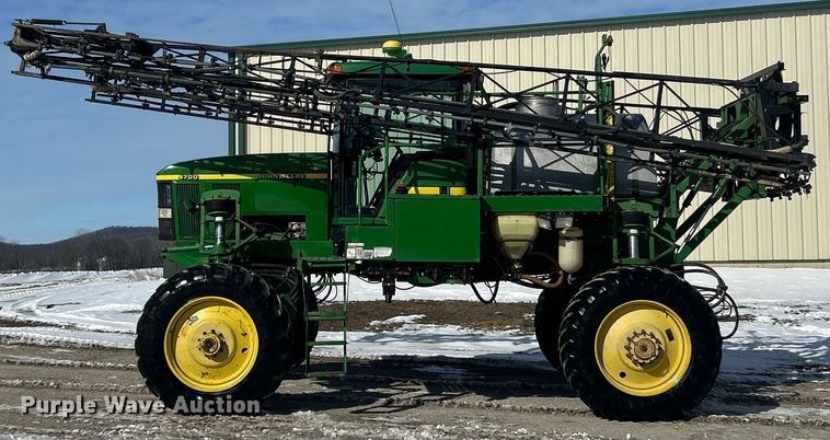 image for item ET6926 1998 John Deere 4700 sprayer
