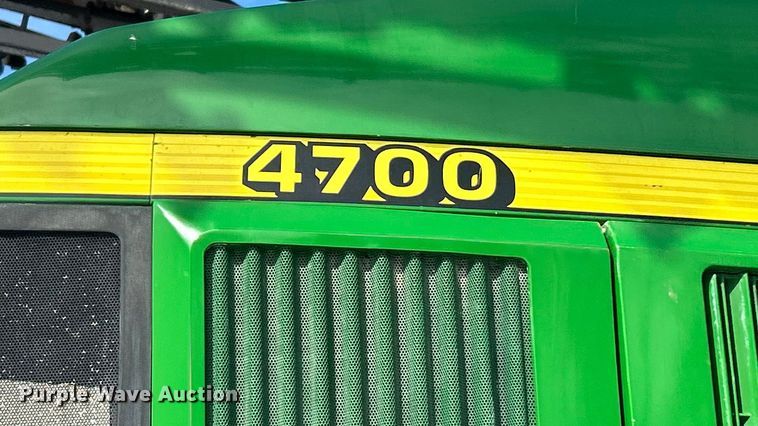 image for item ET6926 1998 John Deere 4700 sprayer