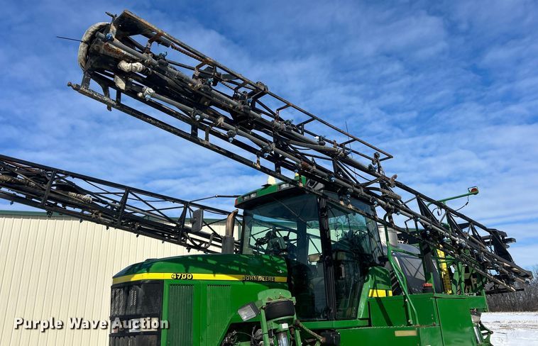 image for item ET6926 1998 John Deere 4700 sprayer