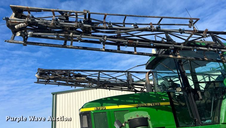 image for item ET6926 1998 John Deere 4700 sprayer