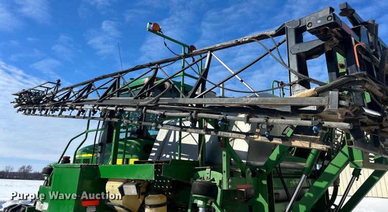 image for item ET6926 1998 John Deere 4700 sprayer