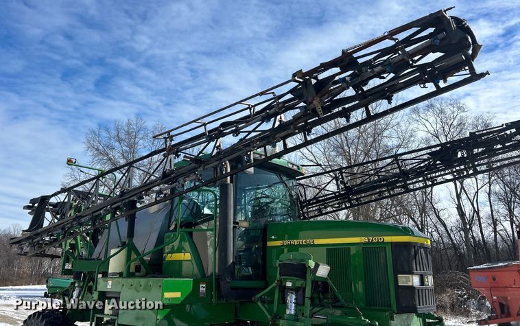 image for item ET6926 1998 John Deere 4700 sprayer