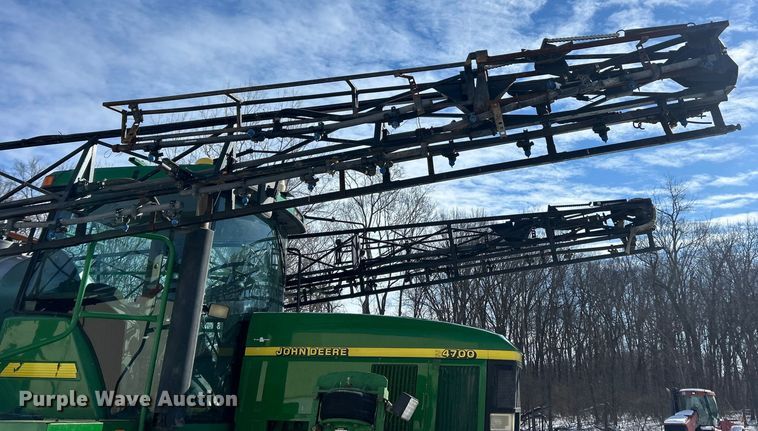 image for item ET6926 1998 John Deere 4700 sprayer