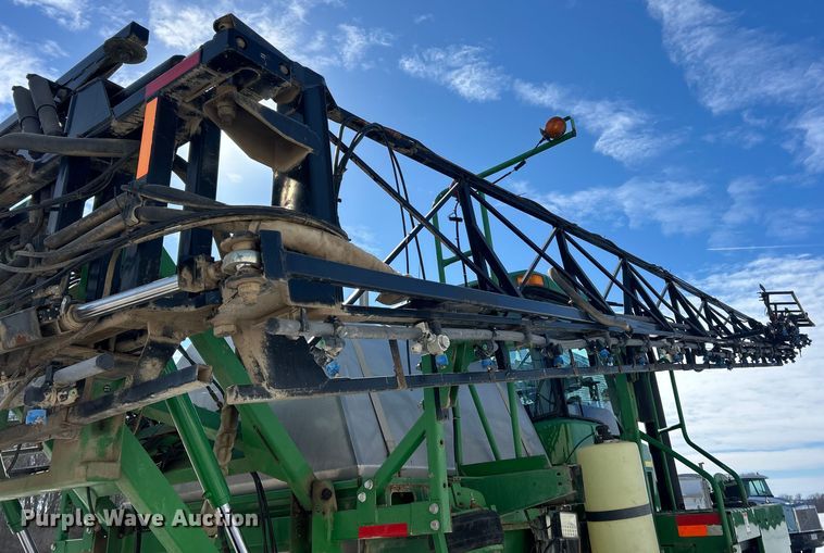 image for item ET6926 1998 John Deere 4700 sprayer