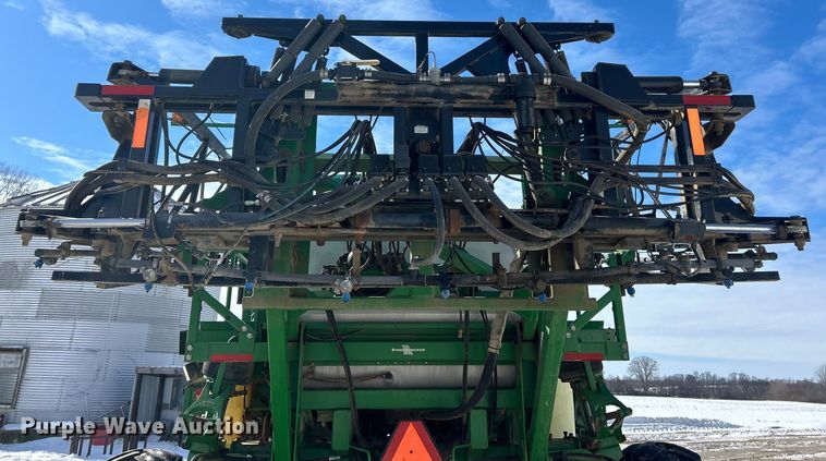 image for item ET6926 1998 John Deere 4700 sprayer