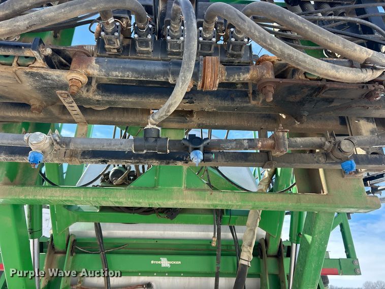 image for item ET6926 1998 John Deere 4700 sprayer