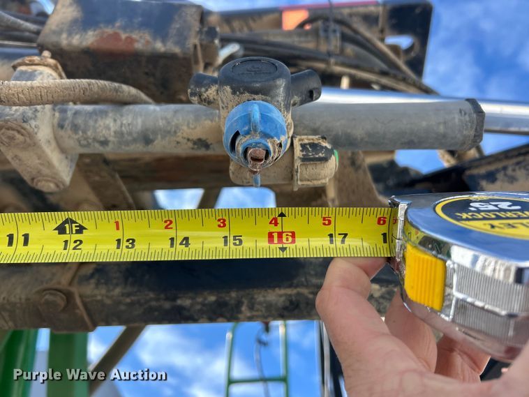 image for item ET6926 1998 John Deere 4700 sprayer