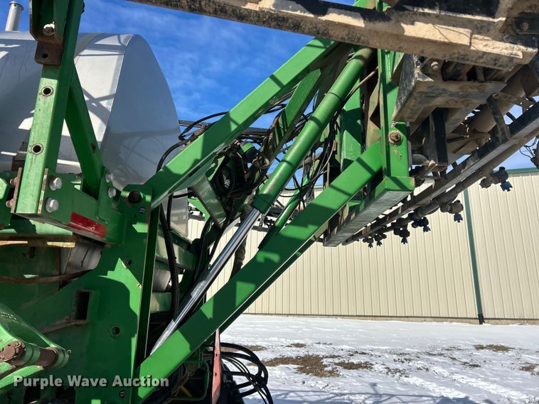 image for item ET6926 1998 John Deere 4700 sprayer