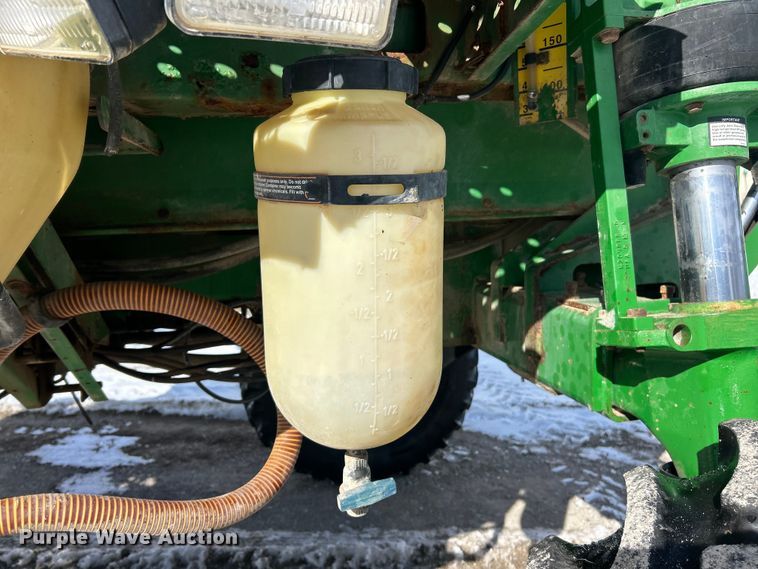 image for item ET6926 1998 John Deere 4700 sprayer