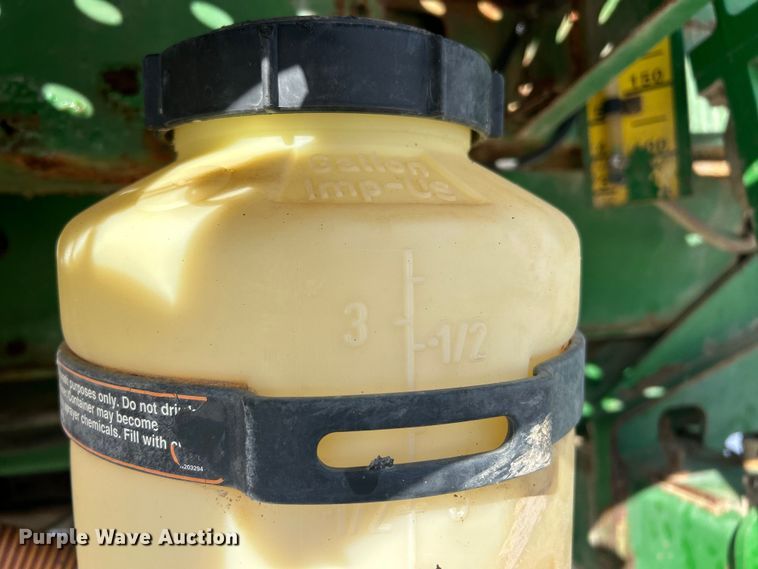 image for item ET6926 1998 John Deere 4700 sprayer