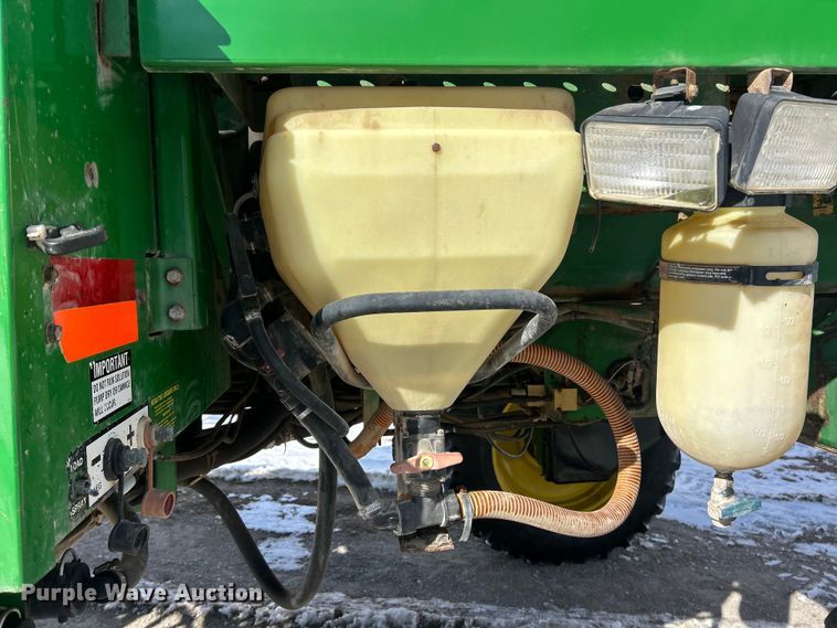 image for item ET6926 1998 John Deere 4700 sprayer