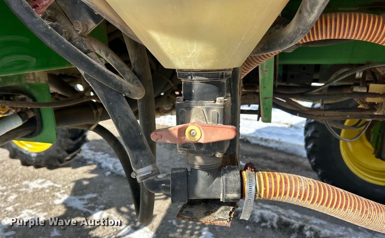 image for item ET6926 1998 John Deere 4700 sprayer