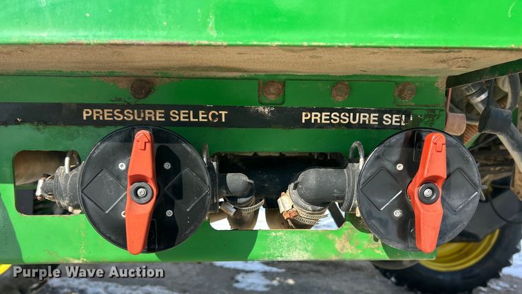 image for item ET6926 1998 John Deere 4700 sprayer