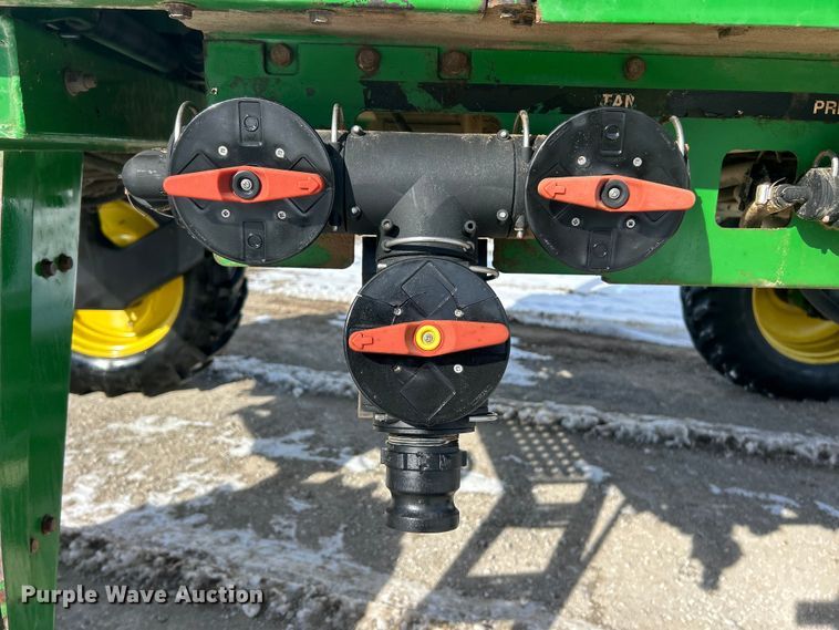 image for item ET6926 1998 John Deere 4700 sprayer