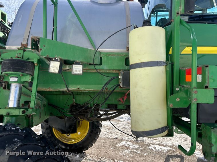 image for item ET6926 1998 John Deere 4700 sprayer