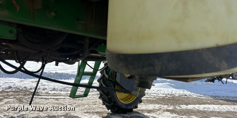 image for item ET6926 1998 John Deere 4700 sprayer
