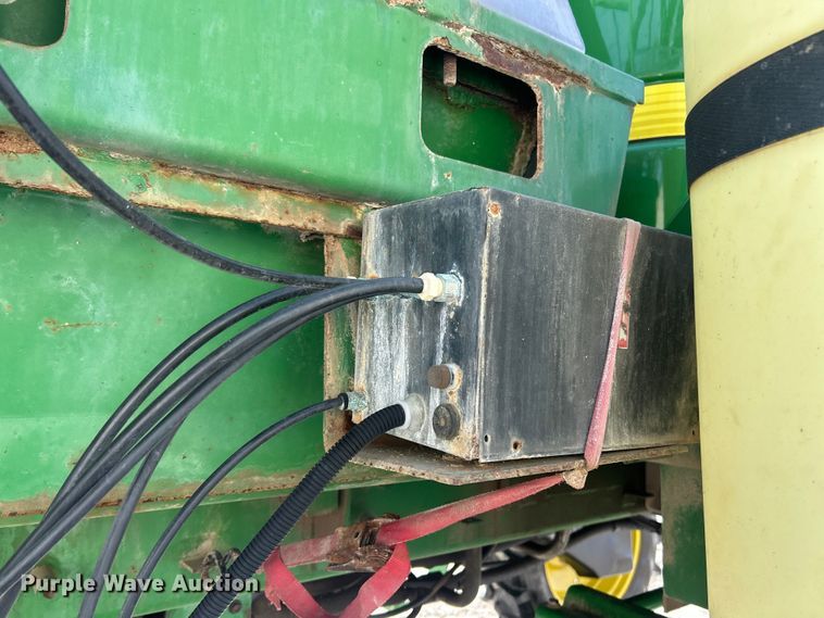 image for item ET6926 1998 John Deere 4700 sprayer