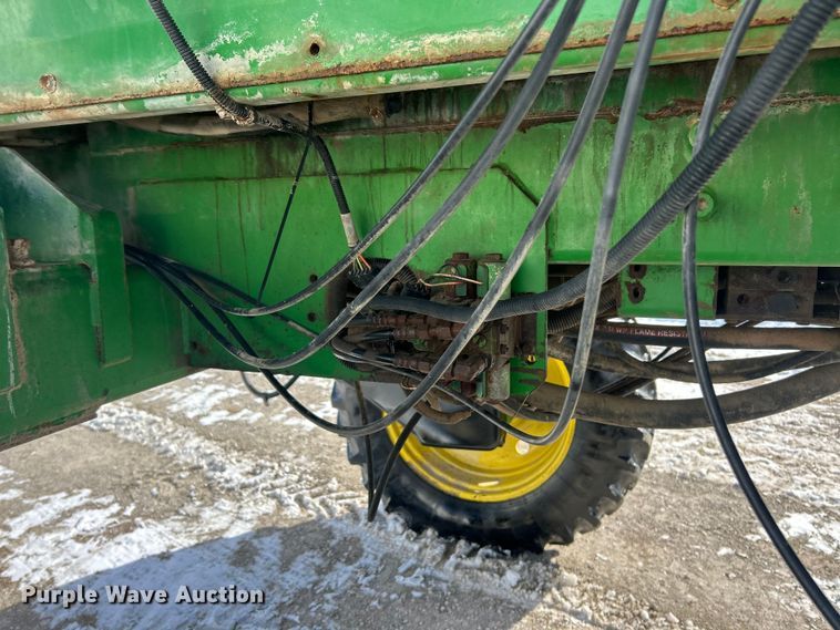 image for item ET6926 1998 John Deere 4700 sprayer