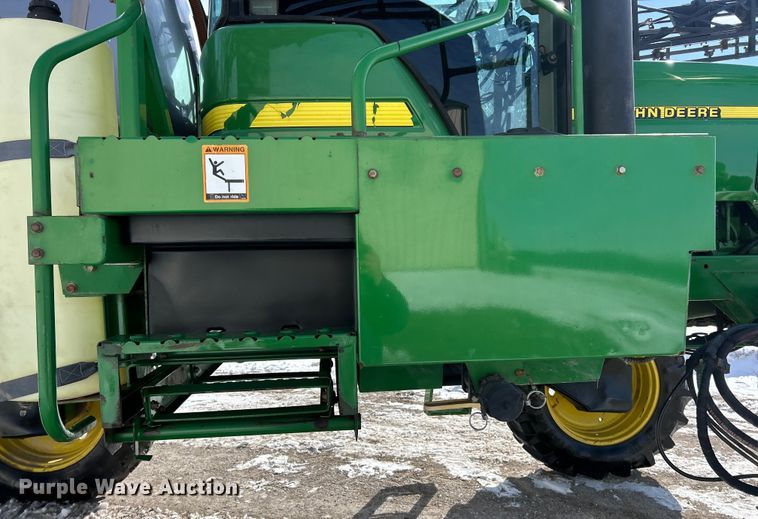 image for item ET6926 1998 John Deere 4700 sprayer
