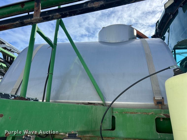 image for item ET6926 1998 John Deere 4700 sprayer