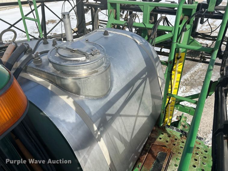 image for item ET6926 1998 John Deere 4700 sprayer