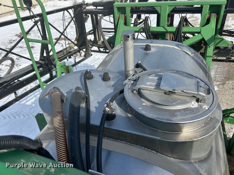 image for item ET6926 1998 John Deere 4700 sprayer