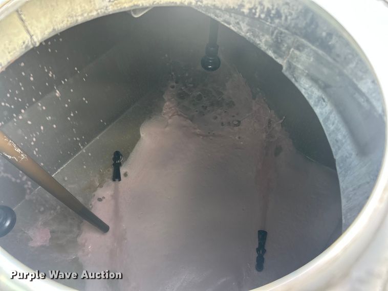 image for item ET6926 1998 John Deere 4700 sprayer