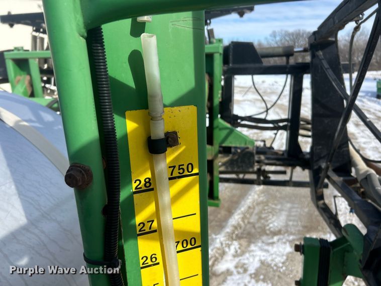 image for item ET6926 1998 John Deere 4700 sprayer