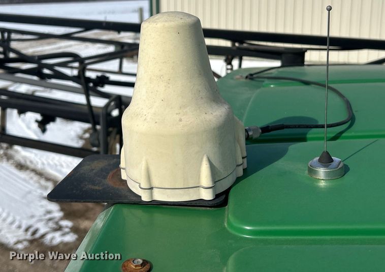 image for item ET6926 1998 John Deere 4700 sprayer