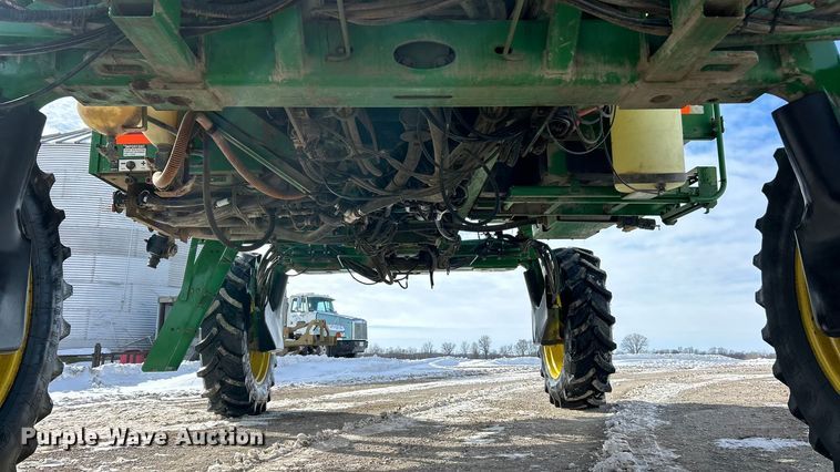 image for item ET6926 1998 John Deere 4700 sprayer