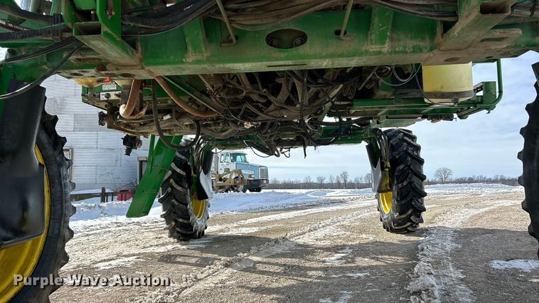 image for item ET6926 1998 John Deere 4700 sprayer