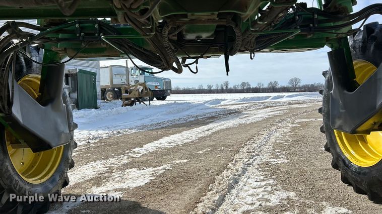 image for item ET6926 1998 John Deere 4700 sprayer