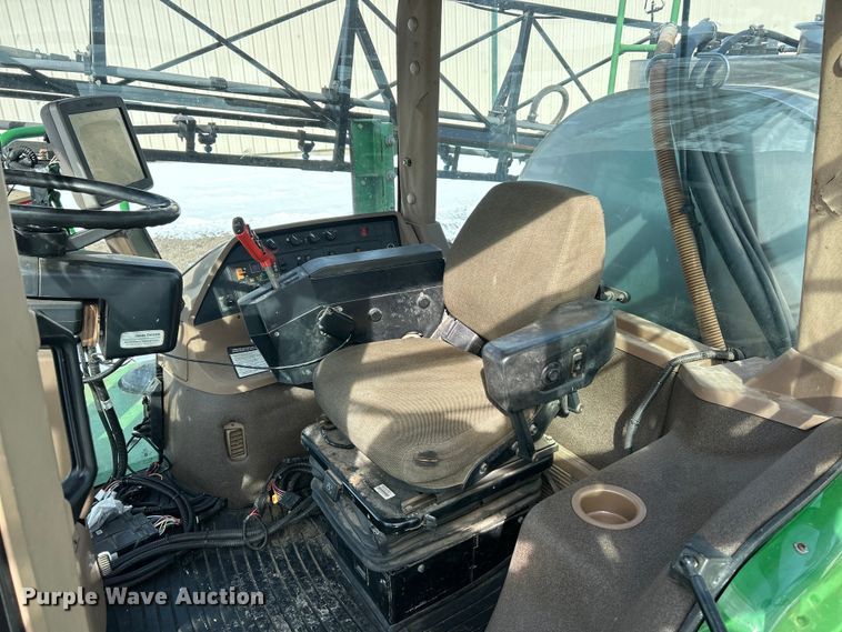 image for item ET6926 1998 John Deere 4700 sprayer