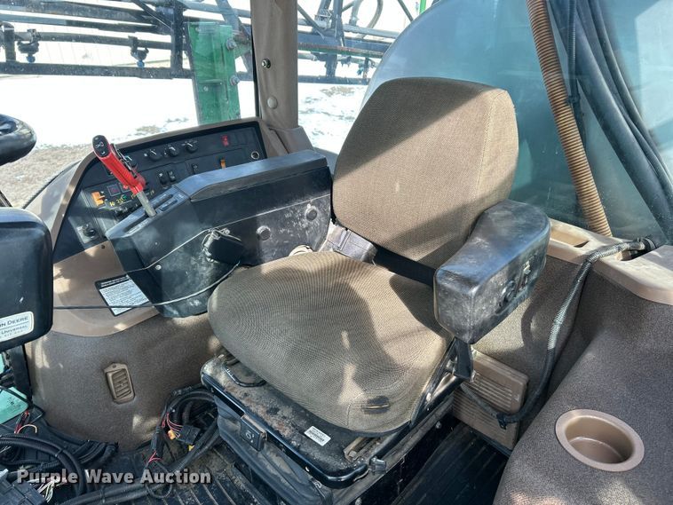 image for item ET6926 1998 John Deere 4700 sprayer