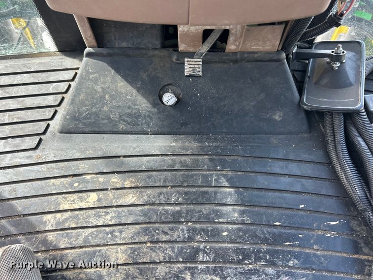 image for item ET6926 1998 John Deere 4700 sprayer