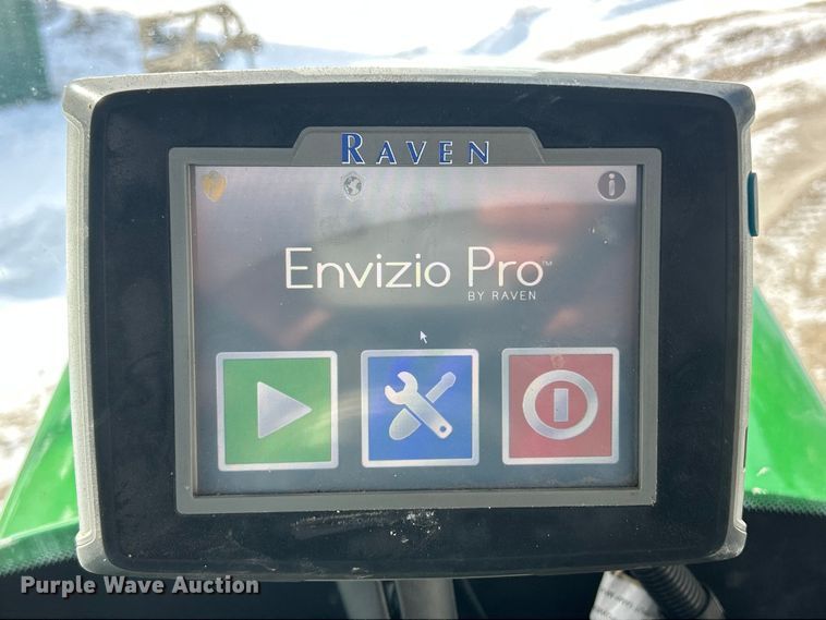 image for item ET6926 1998 John Deere 4700 sprayer