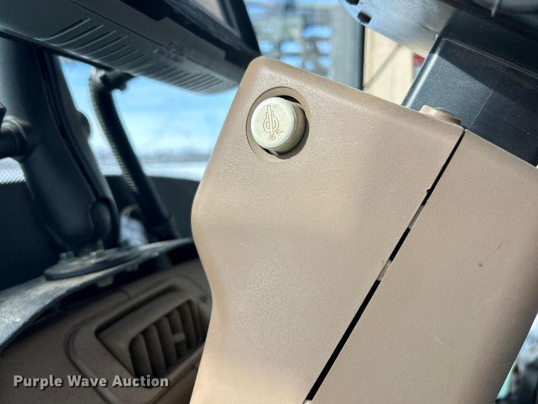 image for item ET6926 1998 John Deere 4700 sprayer