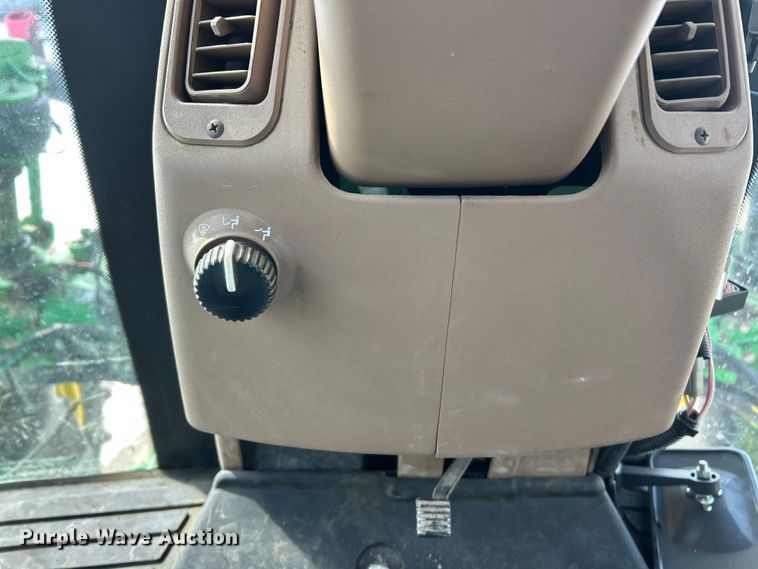 image for item ET6926 1998 John Deere 4700 sprayer