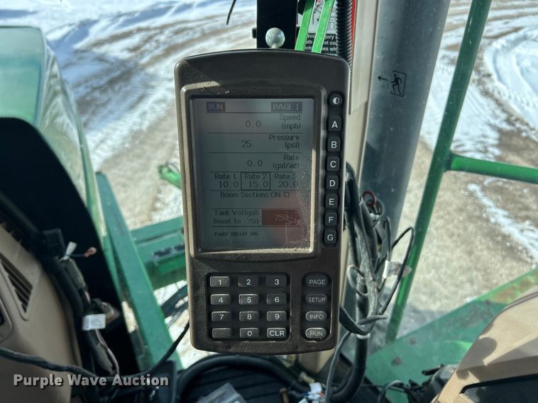 image for item ET6926 1998 John Deere 4700 sprayer