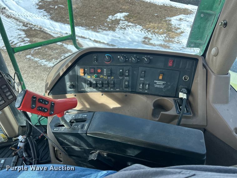 image for item ET6926 1998 John Deere 4700 sprayer