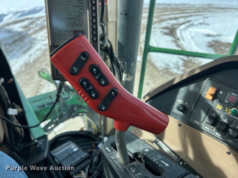 image for item ET6926 1998 John Deere 4700 sprayer