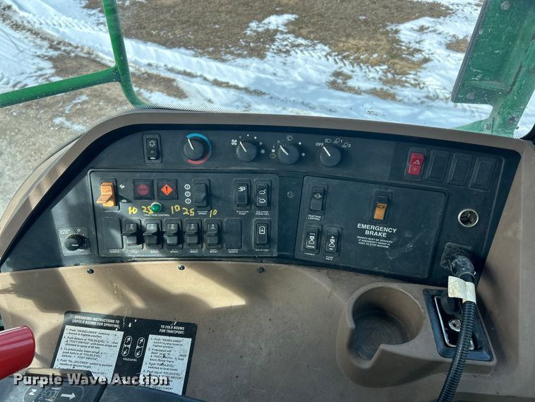 image for item ET6926 1998 John Deere 4700 sprayer