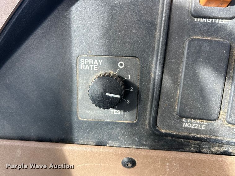 image for item ET6926 1998 John Deere 4700 sprayer
