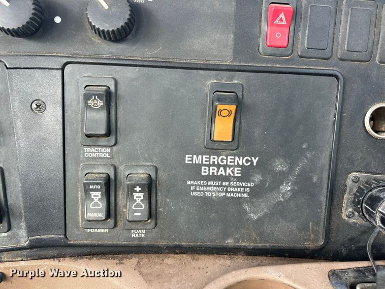 image for item ET6926 1998 John Deere 4700 sprayer